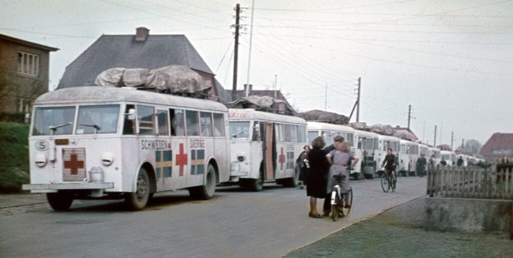 De hvide busser på vej gennem Danmark